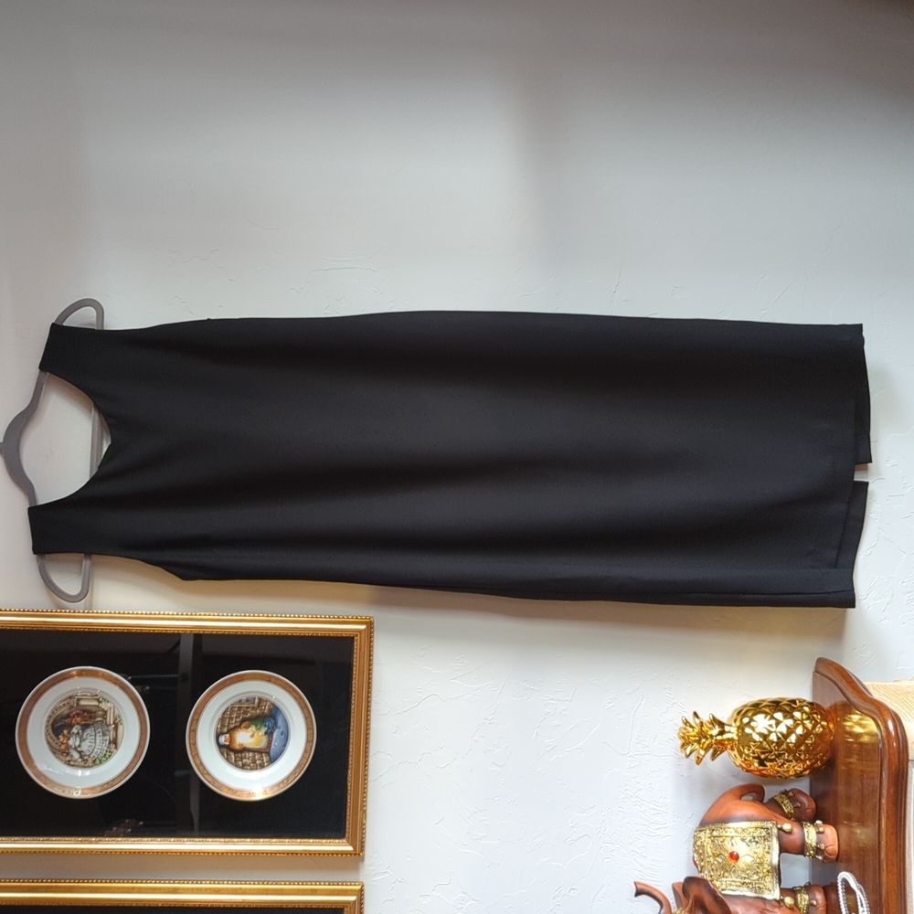 Classic Black Sleeveless Shift Dress - Elegant Minimal Design